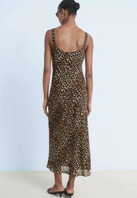Maksimálna haljina s uzorkom leopard, s tankim trakama, izrađena od lagane tkanine, koja ima lepršavu siluetu i blago proziran rub.