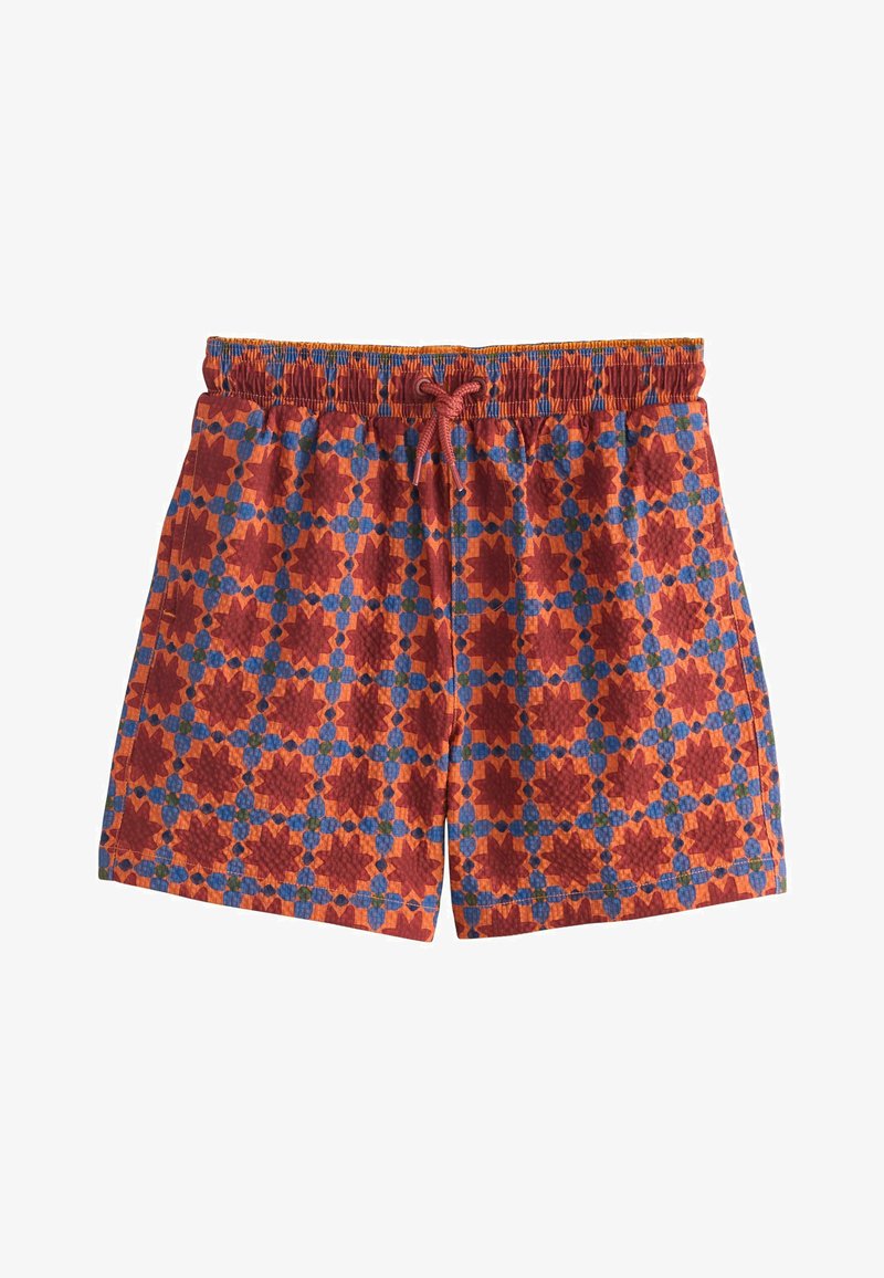 Bañador corto de color rojo anaranjado con patrón floral geométrico azul, cintura elástica y cordón. Tela ligera y texturizada adecuada para el agua.