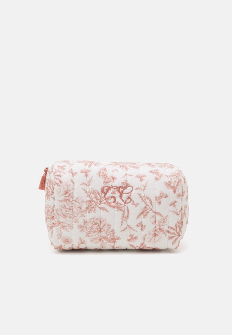 Kosmetisk veske med blomsterdesign i myk rosa og hvit stoff, med glidelås og duskeaccent. Rektangulær form med quiltet tekstur.