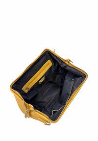 Borsa in pelle gialla con chiusura a zip, esterno texture, fodera in tessuto nero e una tasca interna con zip per l'organizzazione.