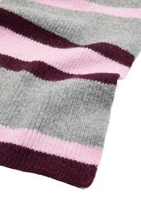 Paski szal w kolorach szarym, różowym i bordowym. Wykonany z miękkiego, teksturowanego materiału z prążkowanymi krawędziami i wyraźnymi poziomymi paskami.