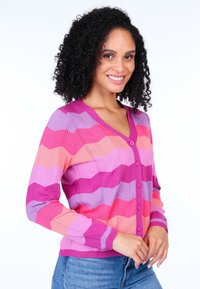 Rosa und lila gestreifter Cardigan mit V-Ausschnitt, Knopfverschluss und langen Ärmeln, gefertigt aus weichem Strickmaterial.