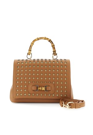 Borsa a tracolla in finta pelle marrone con intagli quadrati, manico in bambù, accessori in oro e tracolla rimovibile. Forma rettangolare.