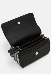 Portafoglio in pelle nera con finitura textured. Dotato di una chiusura a bottone a pressione e diversi scomparti, inclusi sezioni con cerniera e slot per carte.
