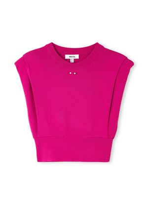 Top de punto sin mangas de color rosa brillante con hombreras acolchadas, cuello redondo y dos pequeños remaches decorativos debajo del cuello.