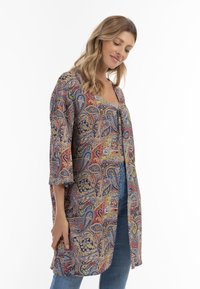 Dlouhý kimono s otevřeným předním dílem v mnohobarevném paisley vzoru. Má široké rukávy a lehkou, texturovanou látku.