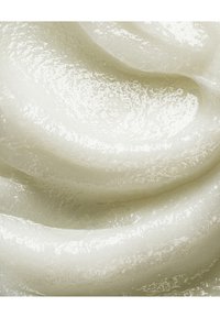 Crème claire avec une texture lisse et brillante, présentant des tourbillons doux et une couleur blanc cassé légèrement translucide. Pas de particules ou motifs visibles.