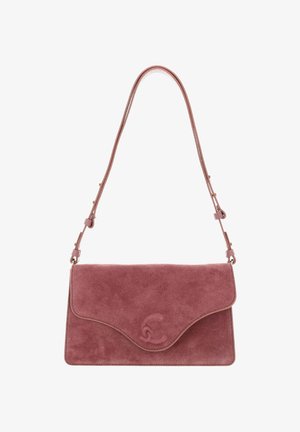 Petit sac à main rectangulaire en daim mauve avec rabat arrondi et bandoulière réglable avec des ferrures dorées.