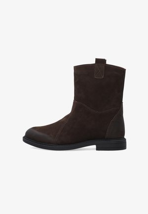 Bruine suède enkellaarsjes met een ronde neus, gladde leren accenten, gestikte details en een lus aan de achterkant voor gemakkelijk aan- en uittrekken.