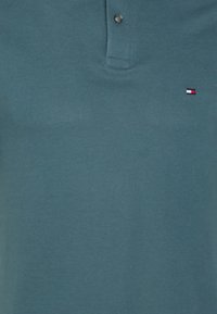 Tommy Hilfiger REGULAR - Polo - mercury marine