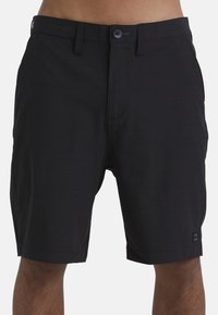 Pantaloni corti neri realizzati in tessuto leggero, con chiusura a bottone e due tasche laterali. Il design è semplice, con un taglio dritto e orlo.
