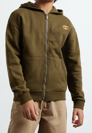 Legergroene hoodie met rits in zachte stof, voorzien van een kangoeroezak en geribde boorden; logo geborduurd op de borst.