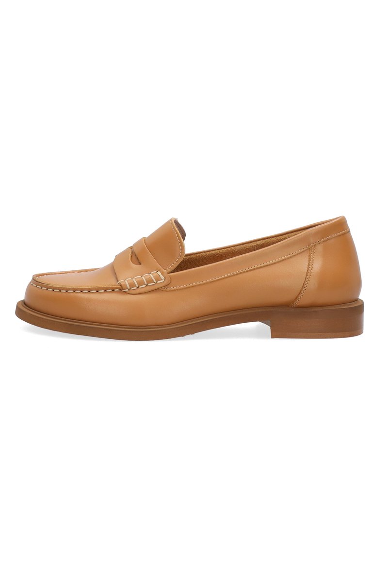 Helle Lederloafer mit einer Mokassin-ähnlichen Vorderseite, genähten Akzenten, niedrigem Holzabsatz und glatter Oberfläche. Klassisches Design mit minimalen Details.