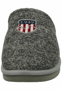 Grijze felt slipper met een zachte structuur, voorzien van een rood-wit geborduurd wapen met "1940" en een grijze rubberen zool. Eenvoudig instapdesign.
