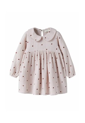 Robe bébé rose clair à manches longues avec petit motif à pois marron, col rond Peter Pan, taille froncée et fermeture boutonnée au dos.