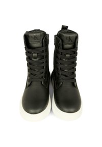 Sneaker alte in pelle nera con lacci intrecciati neri, suola in gomma bianca e dettaglio del logo sulla linguetta. Finitura opaca liscia.