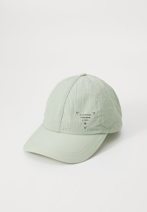 Casquette vert clair en tissu texturé avec une visière courbée. Présente un logo sur le devant et un motif à carreaux sur le matériau.