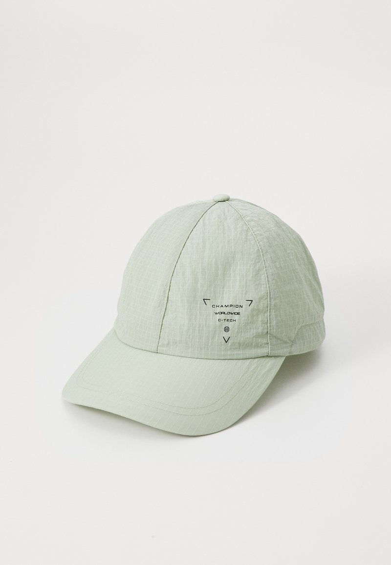 Casquette vert clair en tissu texturé avec une visière courbée. Présente un logo sur le devant et un motif à carreaux sur le matériau.