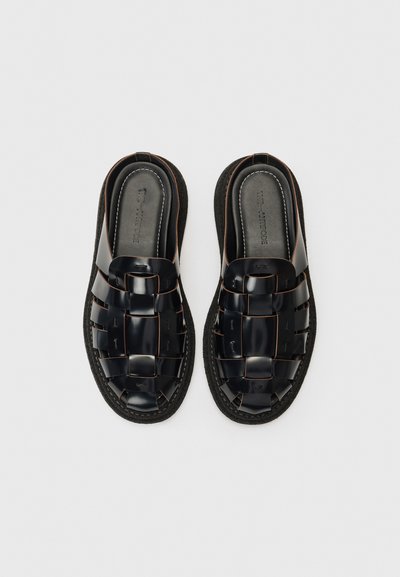 Sandale slide împletite negre, cu brâu glossy, branț căptușit și talpă din cauciuc texturat. Cusăturile de contrast evidențiază designul.