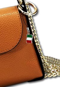 Bruine leren handtas met gouden kettingriem, voorzien van een decoratieve Italiaanse vlag charme en een ronde klep sluiting.