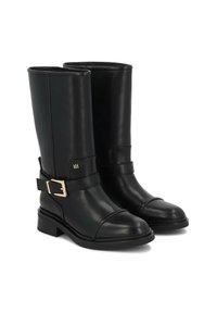 Melnas ādas līdz ceļgaliem botes ar noapaļu purngalu, platu papēdi un dekoratīvu sprādzi ap potīti. Gluda faktūra ar minimāliem detalizējumiem.