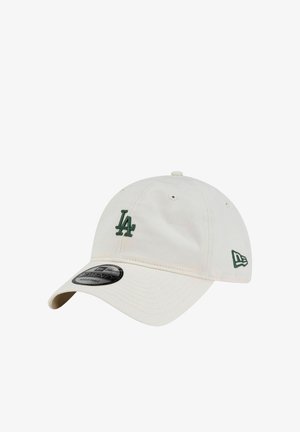 Biała regulowana czapka bejsbolowa z ciemnozielonym logo "LA" z przodu i logo New Era z boku, zakrzywiony daszek z naklejką na górze.