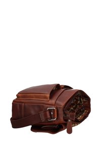 Borsa in pelle marrone con una forma strutturata, dotata di una patta frontale, tracolla regolabile e fodera a scacchi all'interno. Contiene chiusure con zip e a scatto.