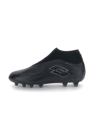 Chaussure de football noire basse avec semelle cloutée, tige texturée et col de cheville type chaussette, avec un logo discret sur le côté.