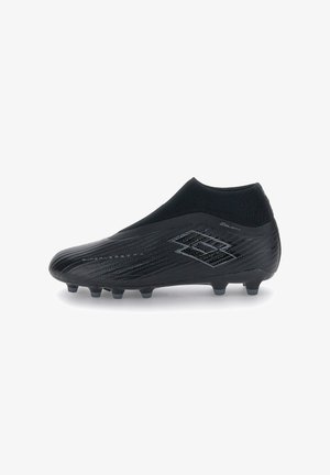 Schwarzer niedrig geschnittener Fußballschuh mit genoppter Sohle, strukturiertem Obermaterial und sockenartigem Knöchelkragen, mit einem dezenten Logo an der Seite.