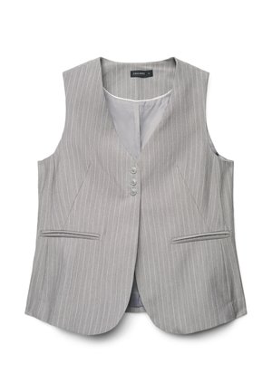 Gilet sans manches gris clair à fines rayures, avec trois boutons sur le devant et deux poches horizontales fendues, confectionné avec un col en V.