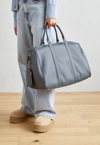 Unselected, blue-grey