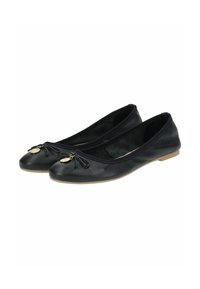 Le ballerine in pelle nera presentano una punta arrotondata, un fiocco decorativo con un piccolo accento dorato e una suola piatta e flessibile.