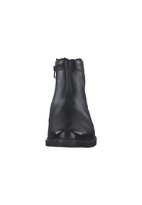 Botas de tobillo de cuero negro con superficie lisa, punta redondeada, cremallera lateral y detalles de costura. Suela de goma baja y plana.