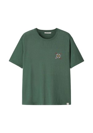 Donkergroen T-shirt met korte mouwen en ronde hals, met een klein meerkleurig geometrisch embleem op de linkerborst en een klein wit label vlak bij de zoom.