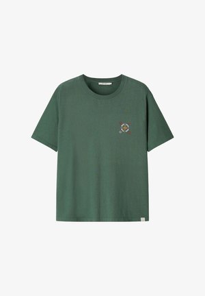 Donkergroen T-shirt met korte mouwen en ronde hals, met een klein meerkleurig geometrisch embleem op de linkerborst en een klein wit label vlak bij de zoom.