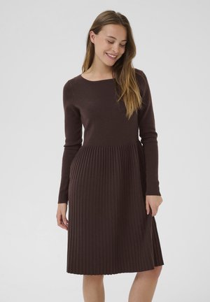 Strickkleid in Braun mit tailliertem Oberteil und plissiertem Rock, ausgestattet mit langen Ärmeln und rundem Ausschnitt. Weiches Material, elegantes Design.