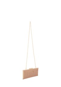 Képrányú clutch táska arany láncos pánttal. Texturált rózsa arany felülete van, sima csattal és fémes részletekkel.