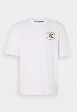 Weißes Baumwoll-T-Shirt mit rundem Halsausschnitt, kurzen Ärmeln und einem bedruckten Logo auf der linken Brust, das schwarzen und orangefarbenen Text sowie ein grafisches Element zeigt.