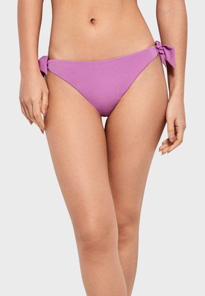 Parte inferior de bikini púrpura con lazos en las caderas, una textura suave y un corte bajo para una cobertura mínima.