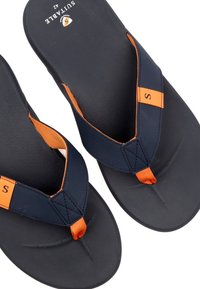 Blauwe en oranje flip-flops met een gestructureerde zool. De banden hebben een oranje accent met een logo en zijn ontworpen voor comfort en casual gebruik.