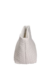 Borsa a tracolla in pelle bianca intrecciata a forma triangolare, con una superficie liscia e una chiusura con zip lungo il bordo superiore.