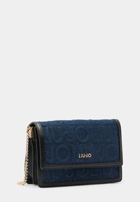 Borsa Liu Jo in tessuto blu navy con logo impresso, rifiniture in pelle nera, catena color oro e chiusura a pattina frontale.