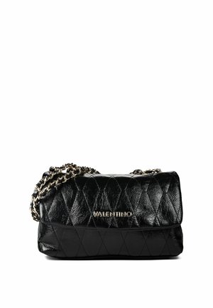 Sac à épaule Valentino en cuir noir matelassé avec bandoulière chaîne dorée et logo doré sur le rabat avant.