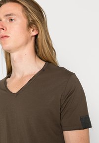 Replay T-shirt básica - marrone