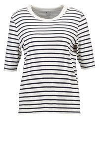 Bílá krátká košile s černými horizontálními pruhy a kulatým výstřihem.