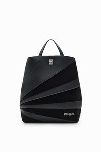 Schwarze Tote-Bag aus Leder und Wildleder; verfügt über ein kantiges Design und strukturierte Paneele; silberne Hardware; bedrucktes Logo in der unteren Ecke.