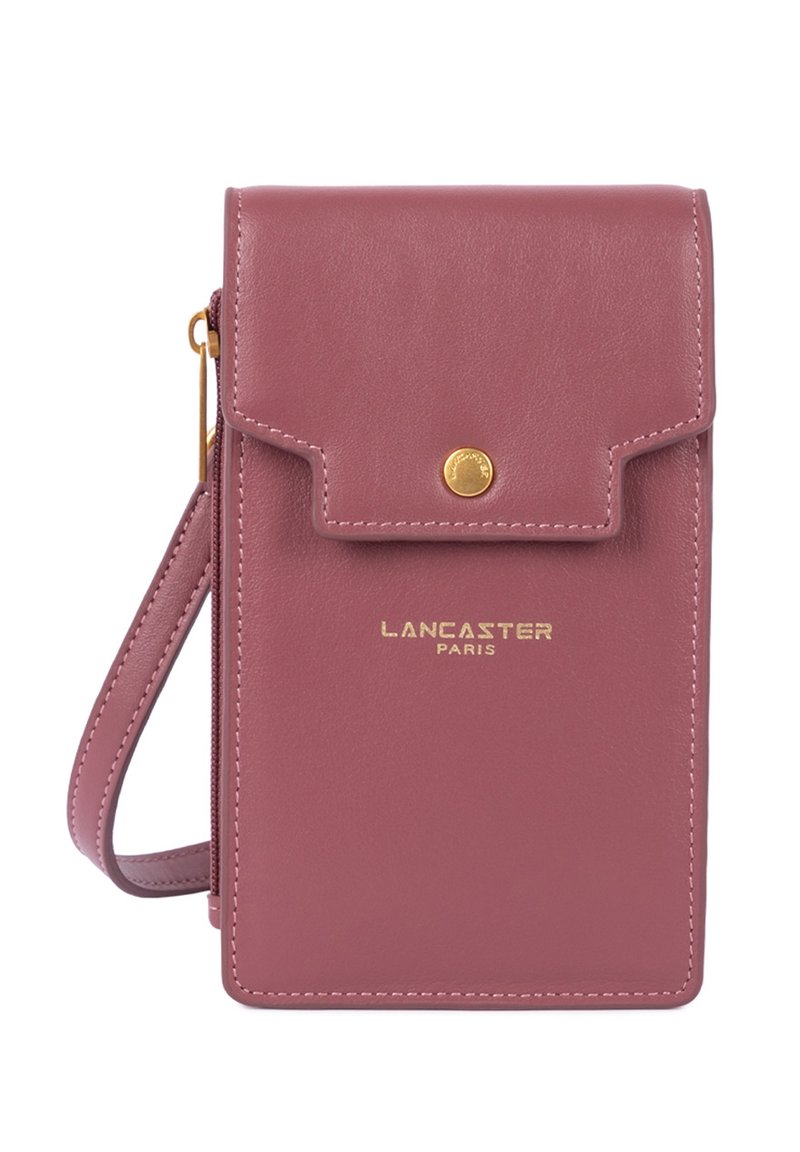 Pochette de téléphone en cuir rose avec une fermeture à rabat, des accessoires dorés et une bandoulière détachable. Présente un logo de marque embossé sur le devant.