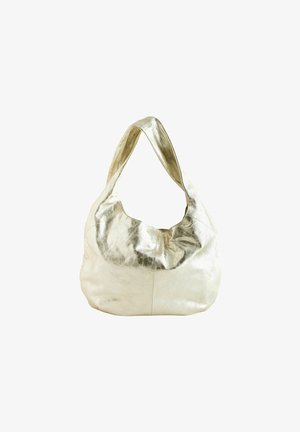 Bolso hobo metálico plateado hecho de material sintético texturizado. Presenta un asa ancha y curva, y un diseño suave y flexible sin herrajes visibles.