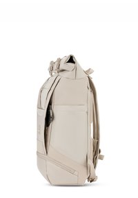 Beige hátizsák felgöngyölhető záródással, több zsebbel és állítható pántokkal. Texturált anyagból készült, sima részletekkel.