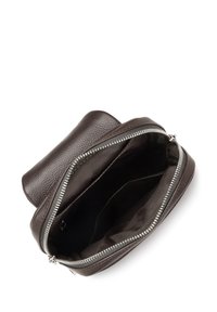 Borsa in pelle marrone con superficie strutturata, dotata di chiusura con cerniera e un ampio interno foderato con più scomparti.